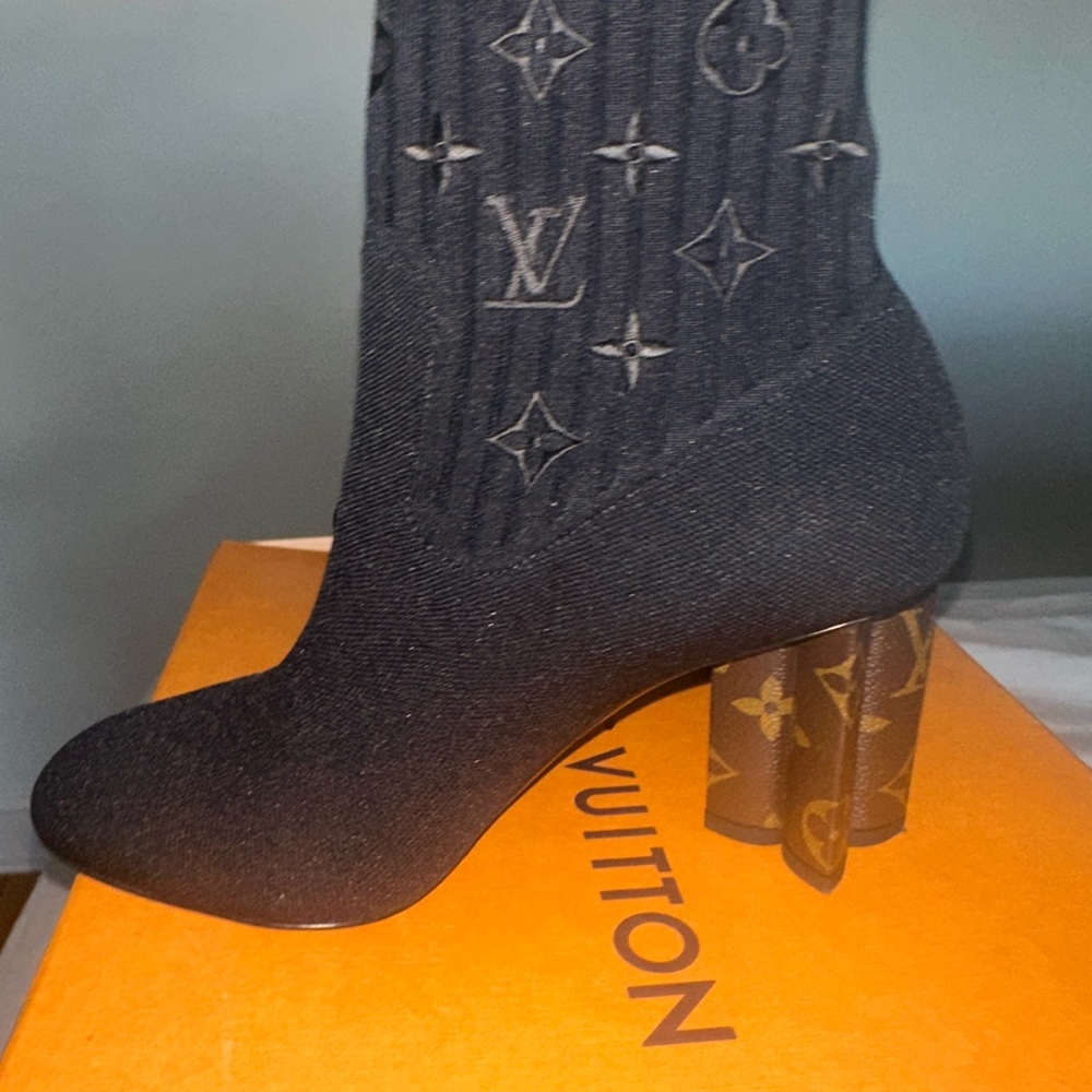 uis Vuitton
LV Monogram Embroidered Accent Sock Boots - Picture 5 of 6